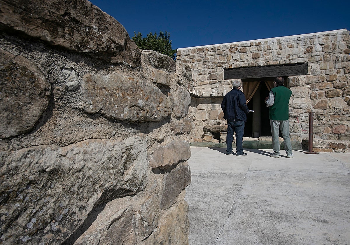Dos personas observan una de las estancias del yacimiento