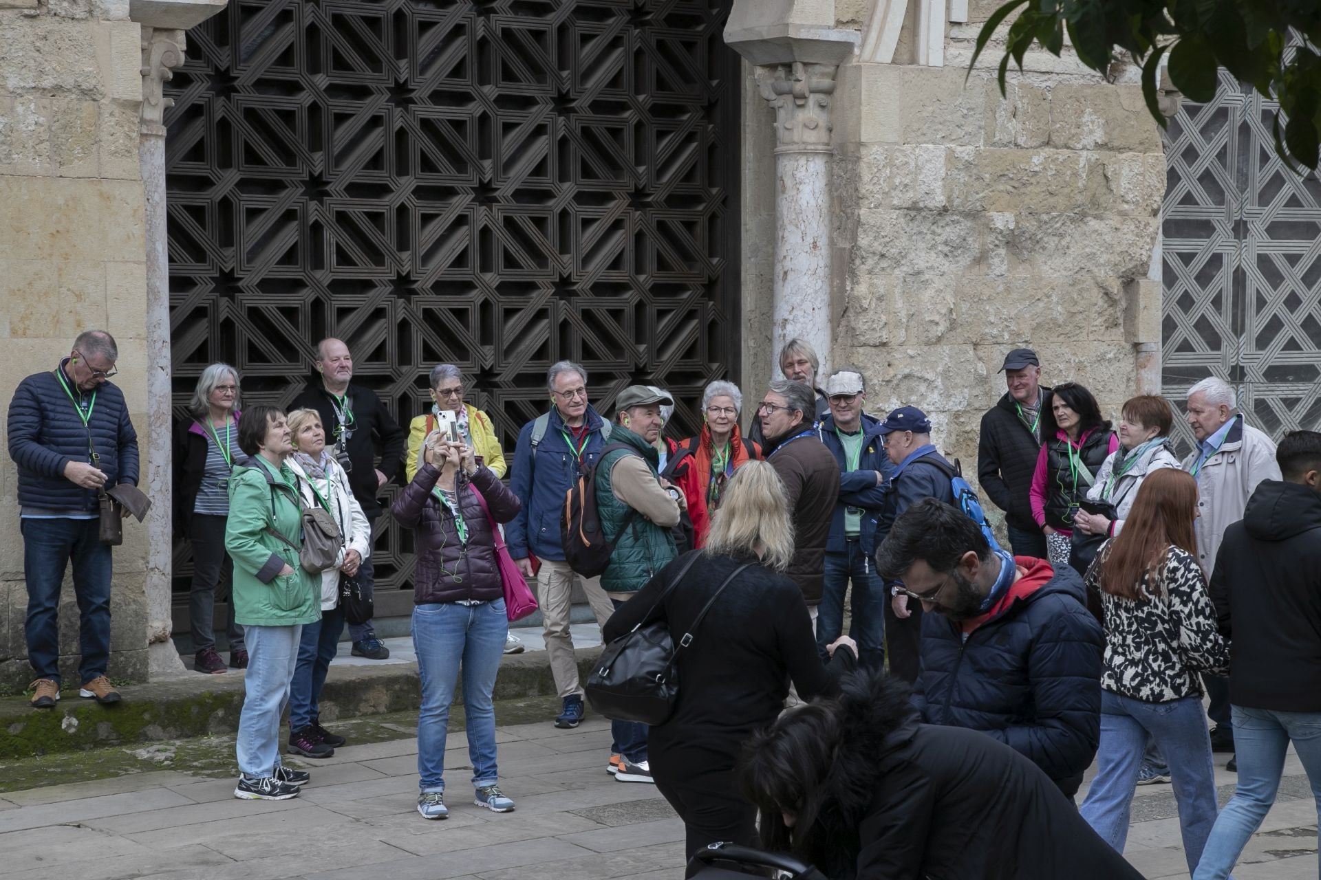El bullicioso ambiente turístico del 28F en Córdoba pese a la lluvia, en imágenes
