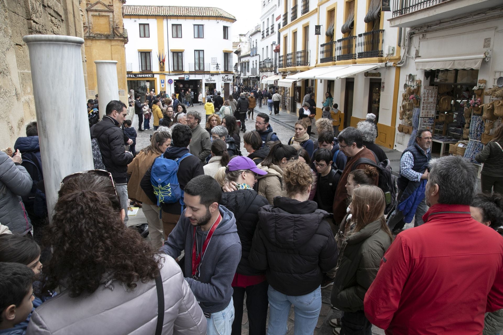 El bullicioso ambiente turístico del 28F en Córdoba pese a la lluvia, en imágenes