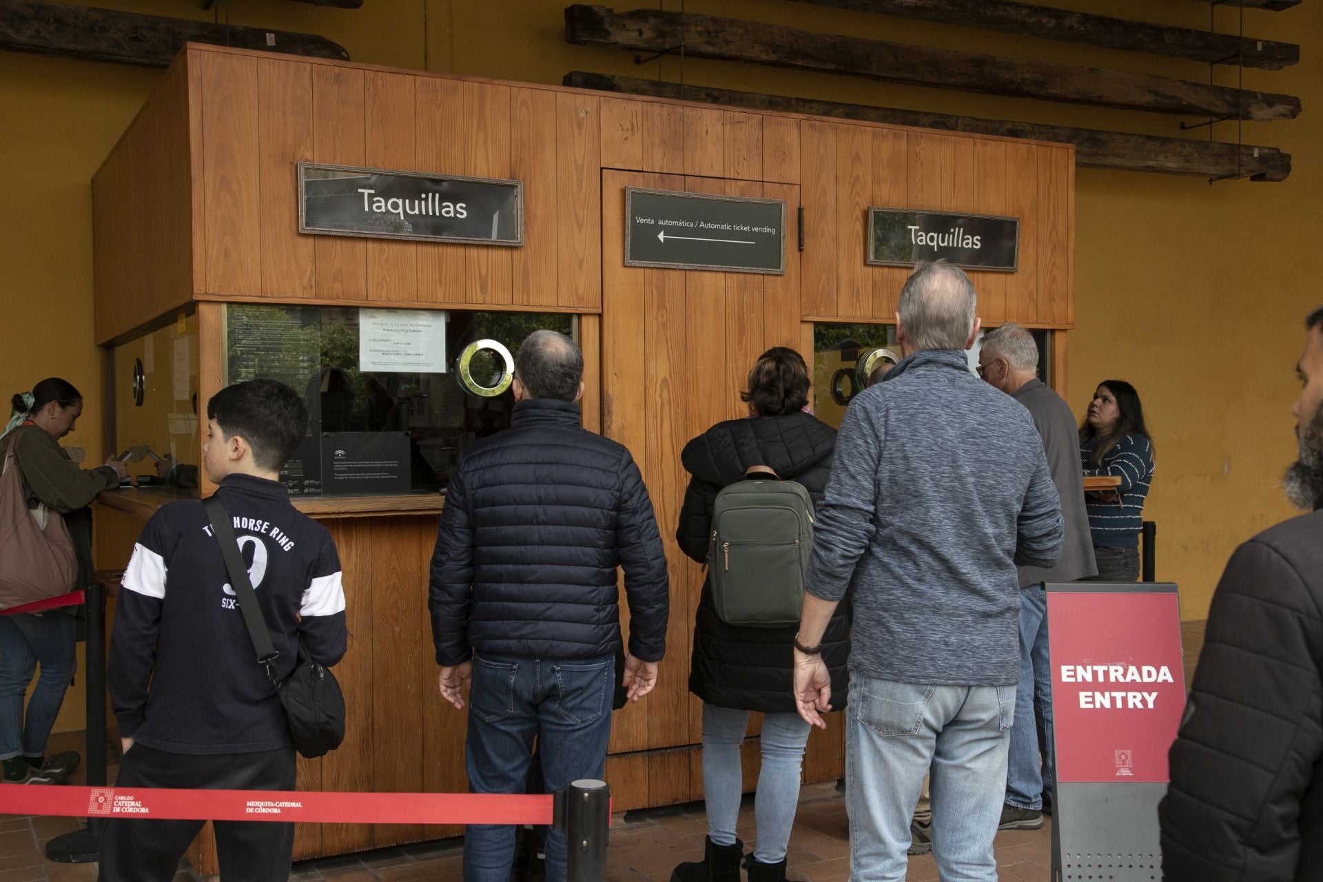 El bullicioso ambiente turístico del 28F en Córdoba pese a la lluvia, en imágenes