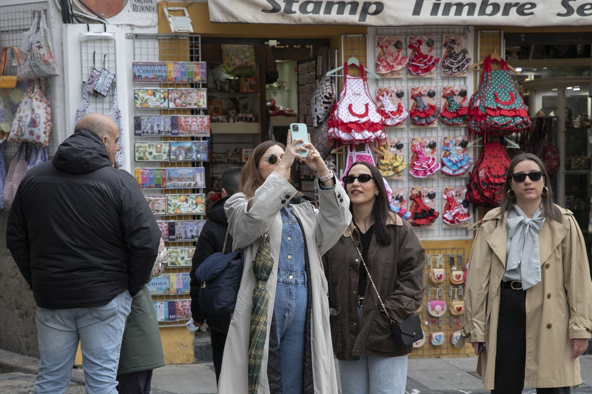 El bullicioso ambiente turístico del 28F en Córdoba pese a la lluvia, en imágenes