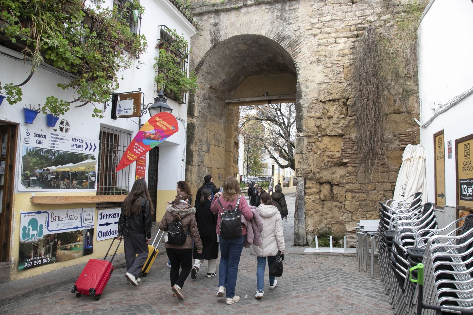 El bullicioso ambiente turístico del 28F en Córdoba pese a la lluvia, en imágenes
