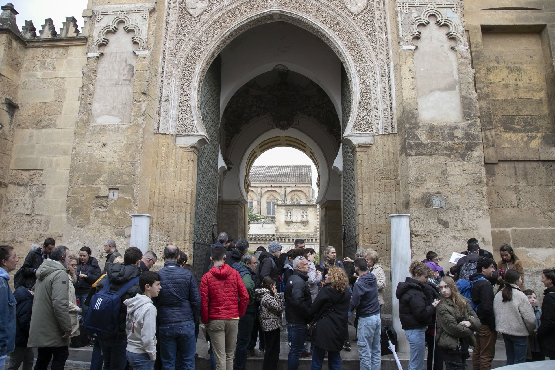 El bullicioso ambiente turístico del 28F en Córdoba pese a la lluvia, en imágenes