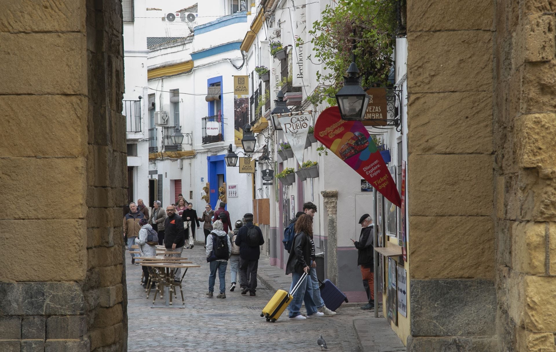 El bullicioso ambiente turístico del 28F en Córdoba pese a la lluvia, en imágenes