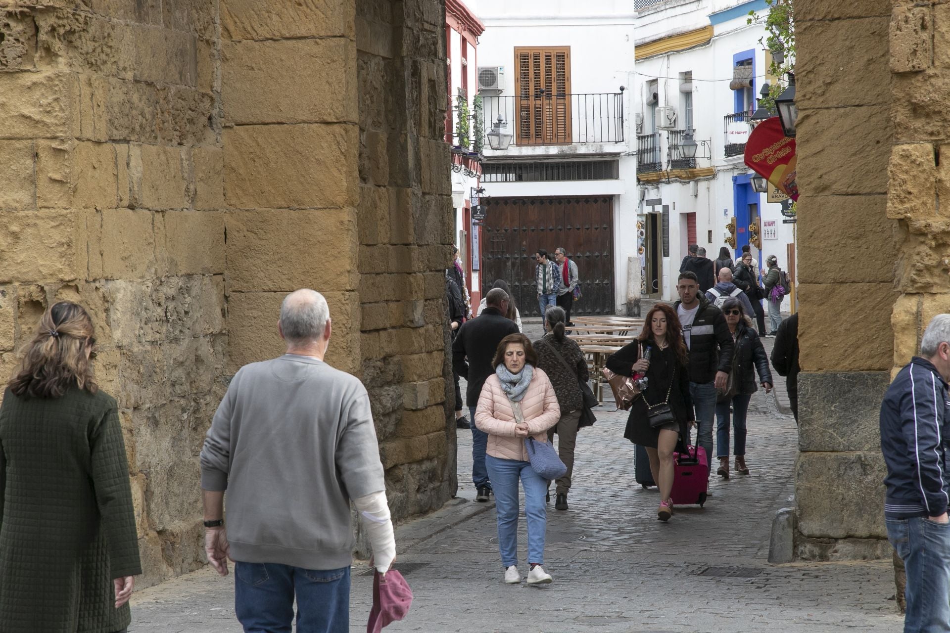 El bullicioso ambiente turístico del 28F en Córdoba pese a la lluvia, en imágenes