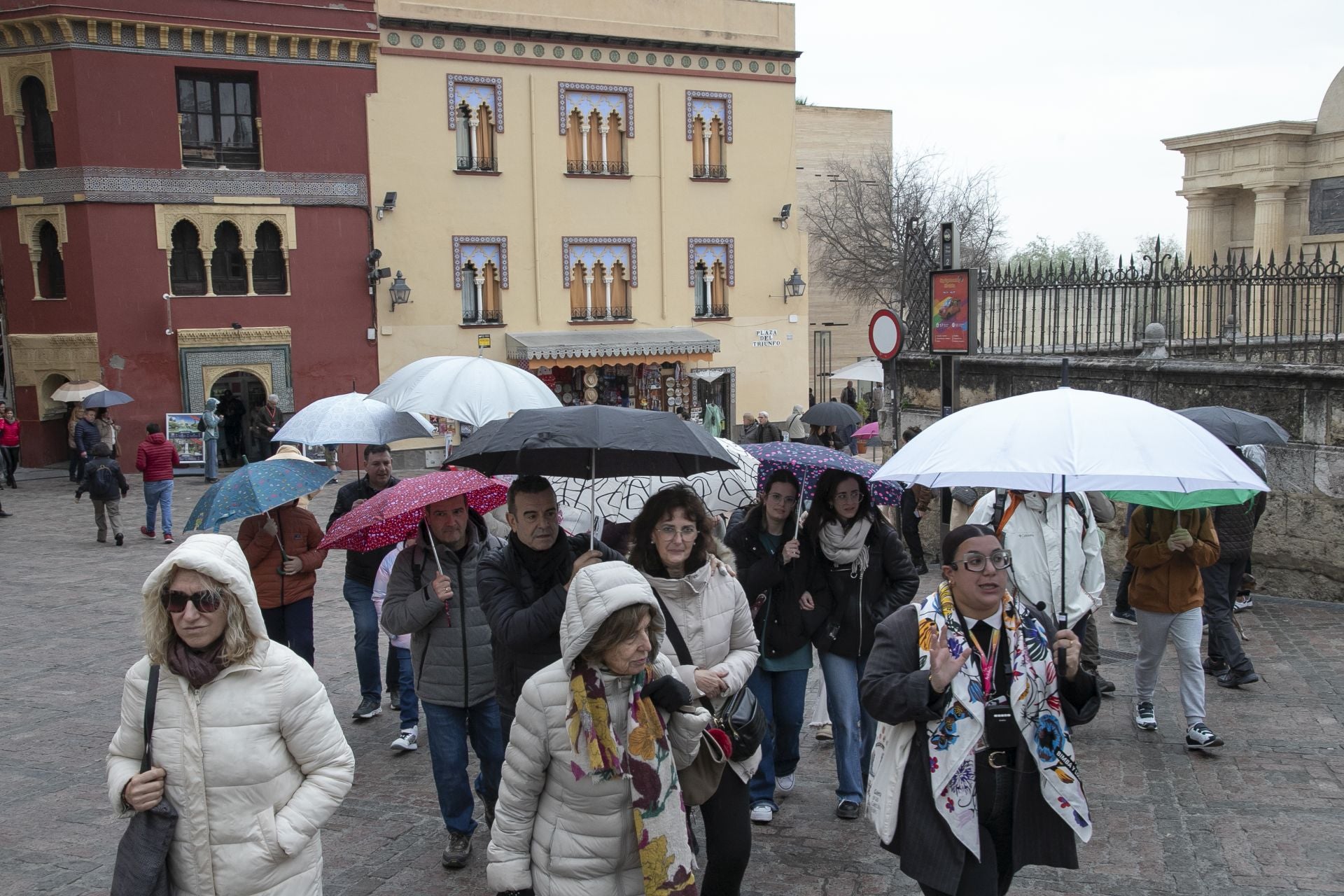 El bullicioso ambiente turístico del 28F en Córdoba pese a la lluvia, en imágenes