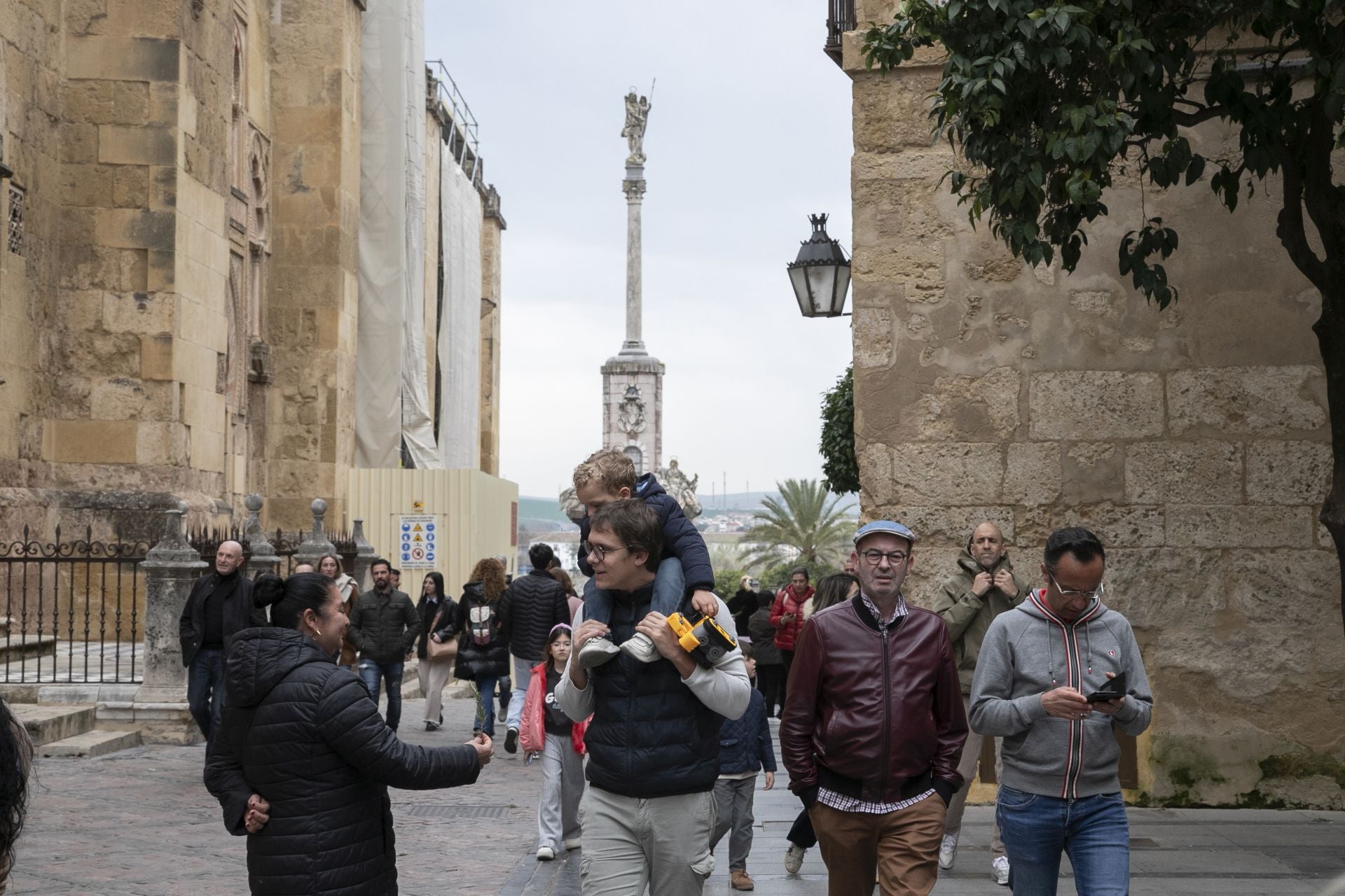 El bullicioso ambiente turístico del 28F en Córdoba pese a la lluvia, en imágenes