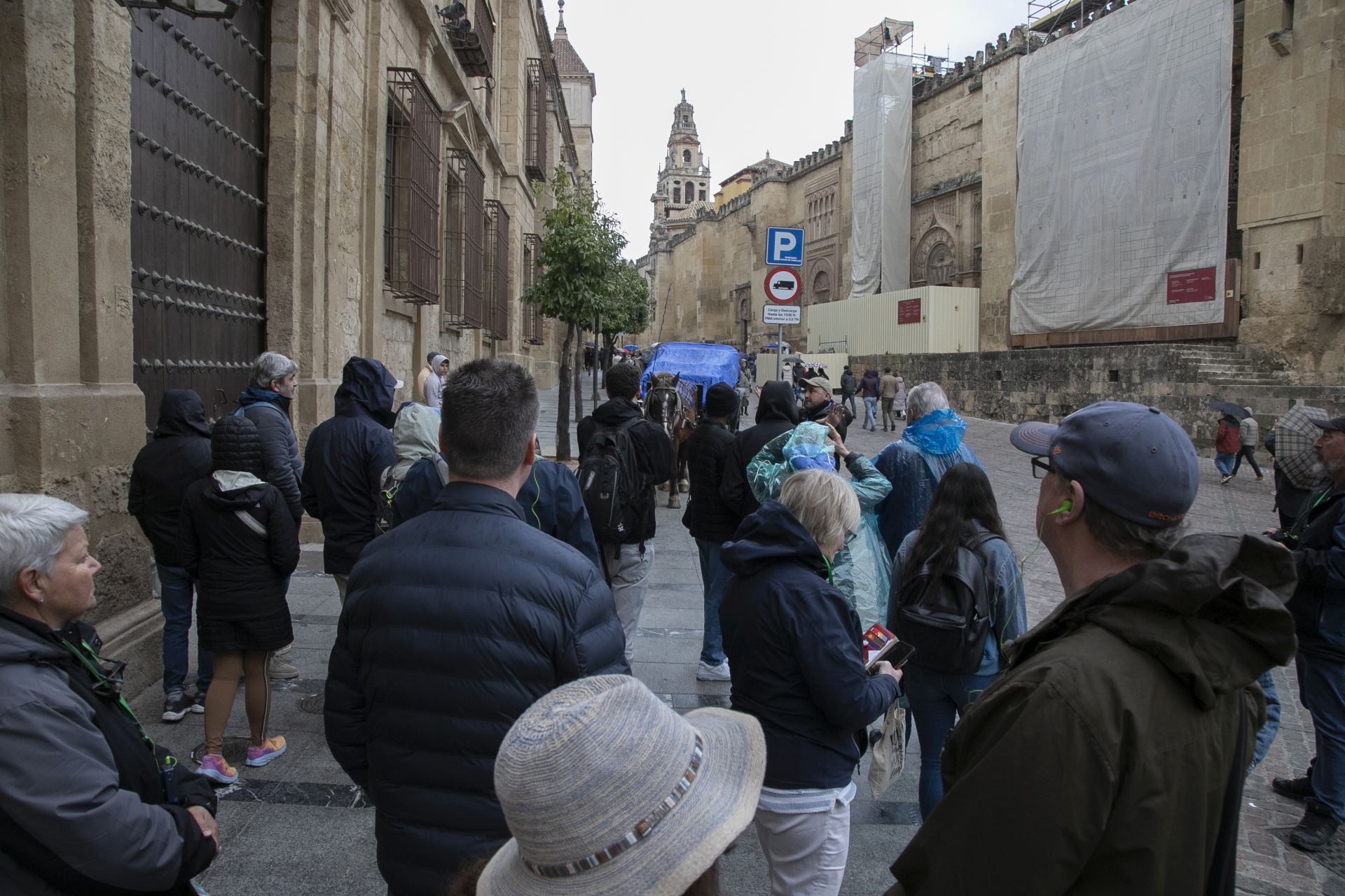El bullicioso ambiente turístico del 28F en Córdoba pese a la lluvia, en imágenes