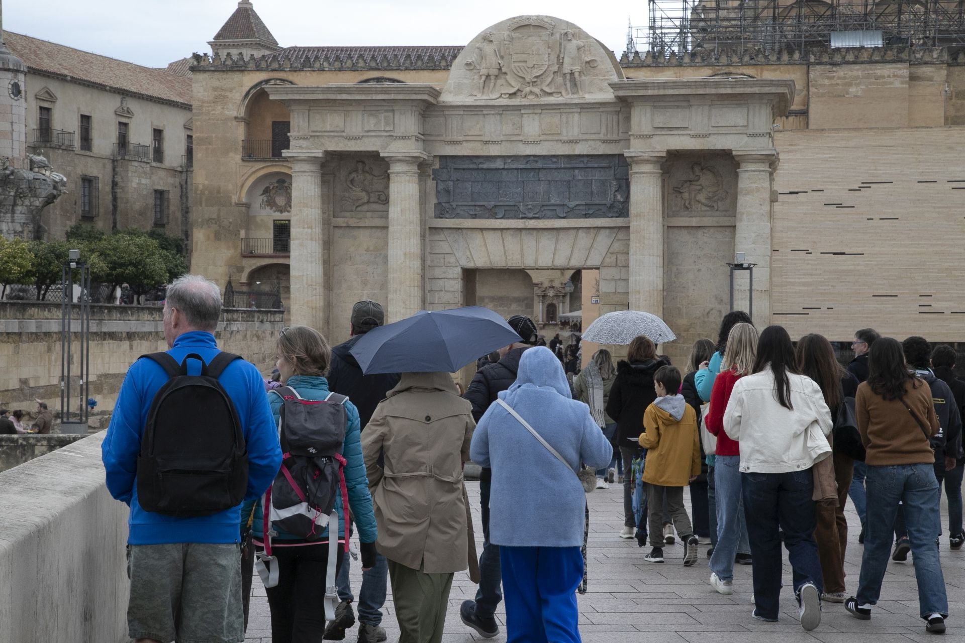 El bullicioso ambiente turístico del 28F en Córdoba pese a la lluvia, en imágenes