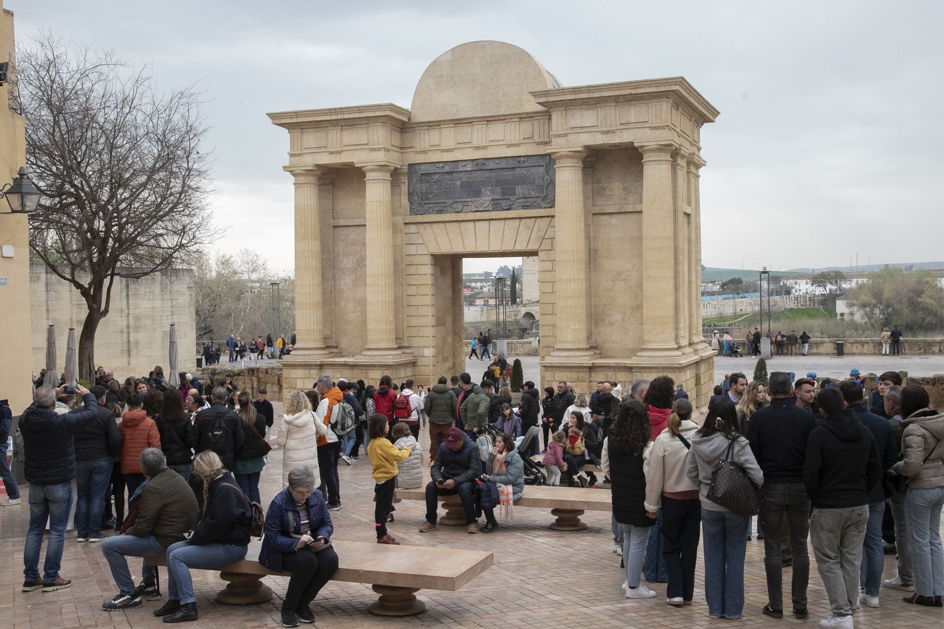 El bullicioso ambiente turístico del 28F en Córdoba pese a la lluvia, en imágenes