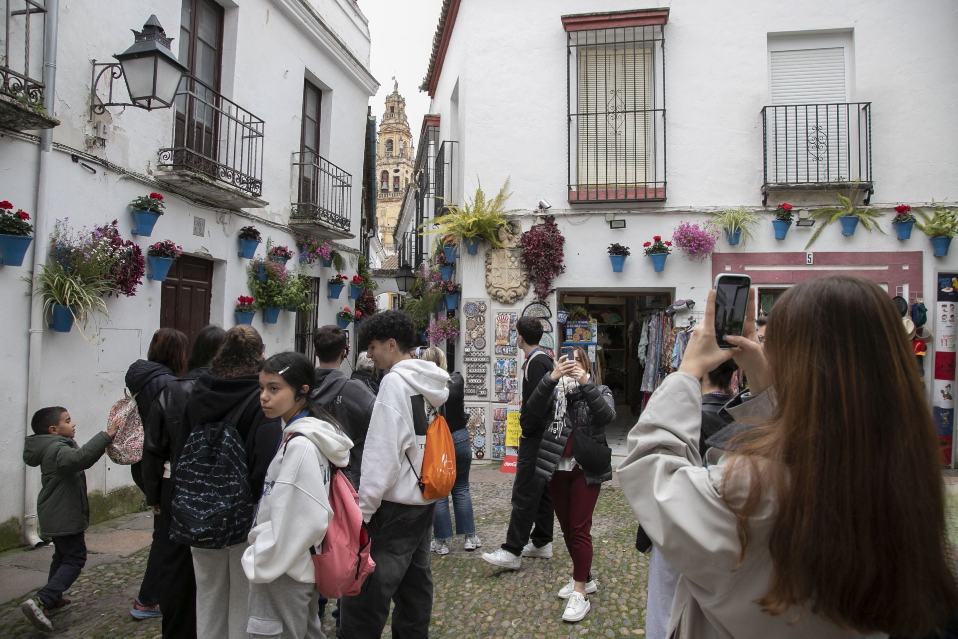 El bullicioso ambiente turístico del 28F en Córdoba pese a la lluvia, en imágenes