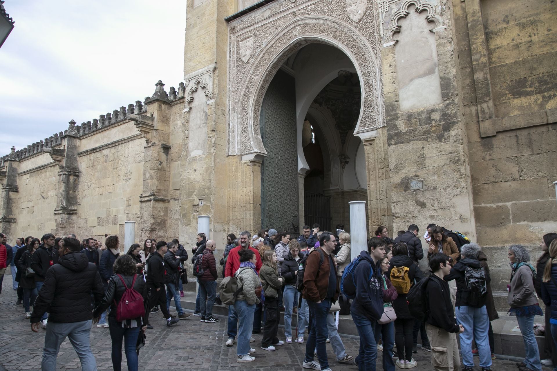 El bullicioso ambiente turístico del 28F en Córdoba pese a la lluvia, en imágenes