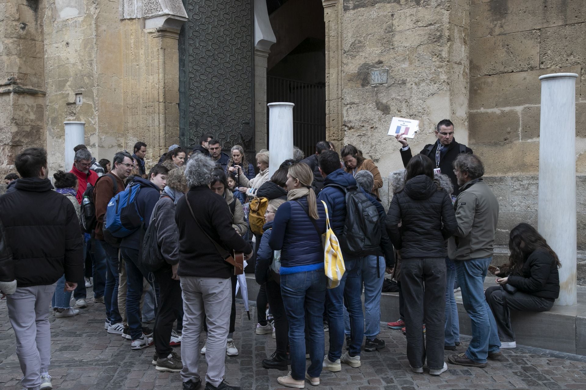 El bullicioso ambiente turístico del 28F en Córdoba pese a la lluvia, en imágenes