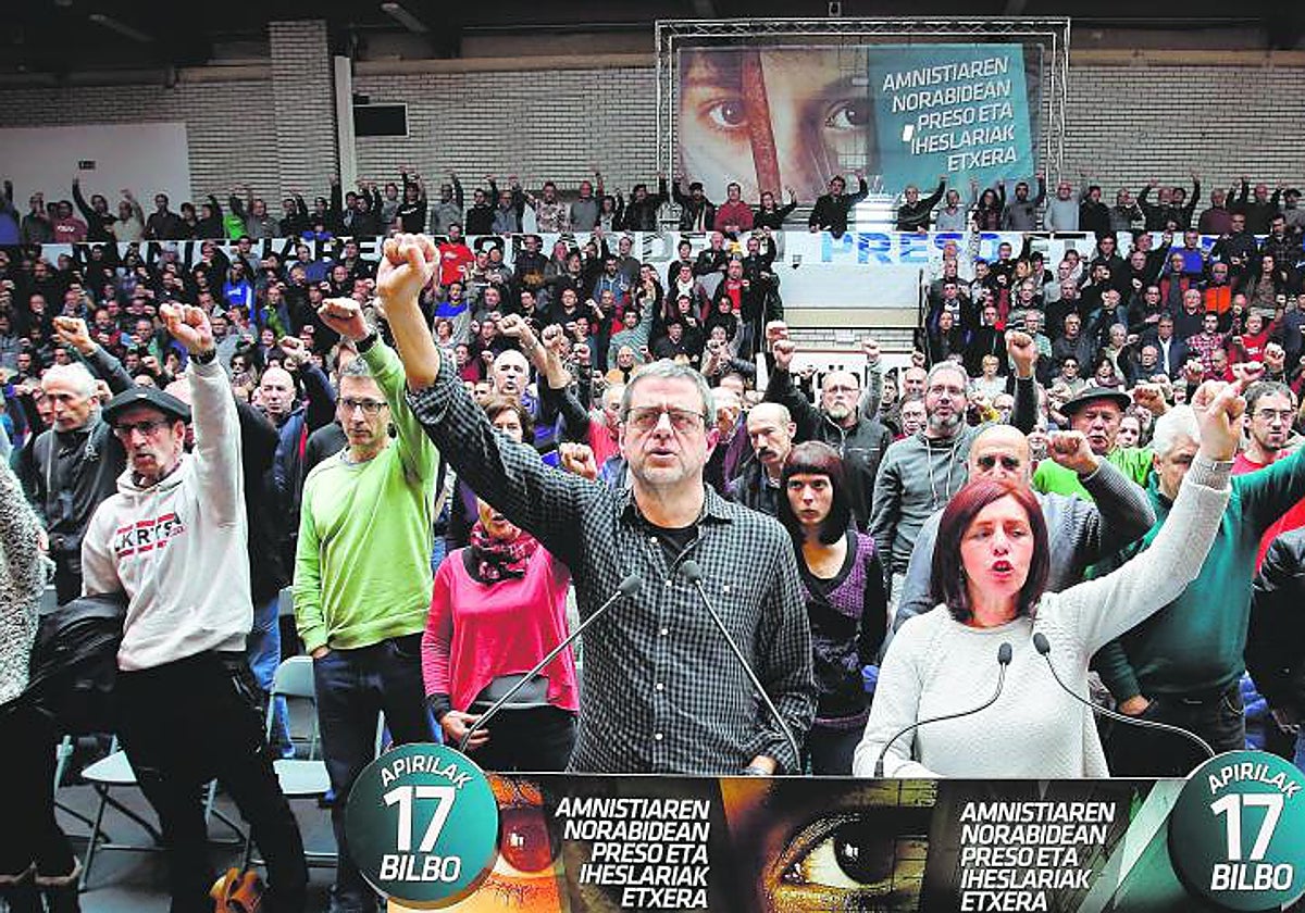 Xabier Alegría y Begoña Uzkudun, condenada por el asesinato de un concejal de UCD, participan en un acto del partido aberzale en 2016