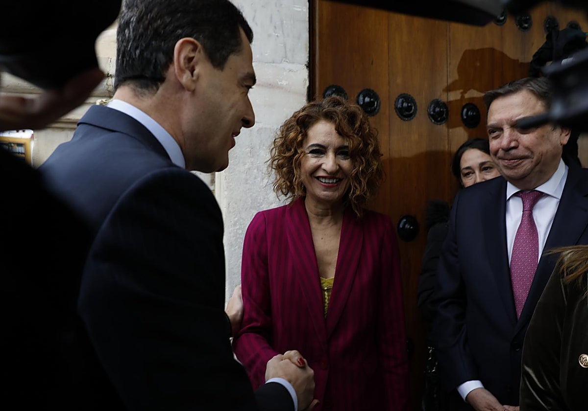 Moreno saluda a los ministros Montero y Planas en la puerta del Parlamento de Andalucía