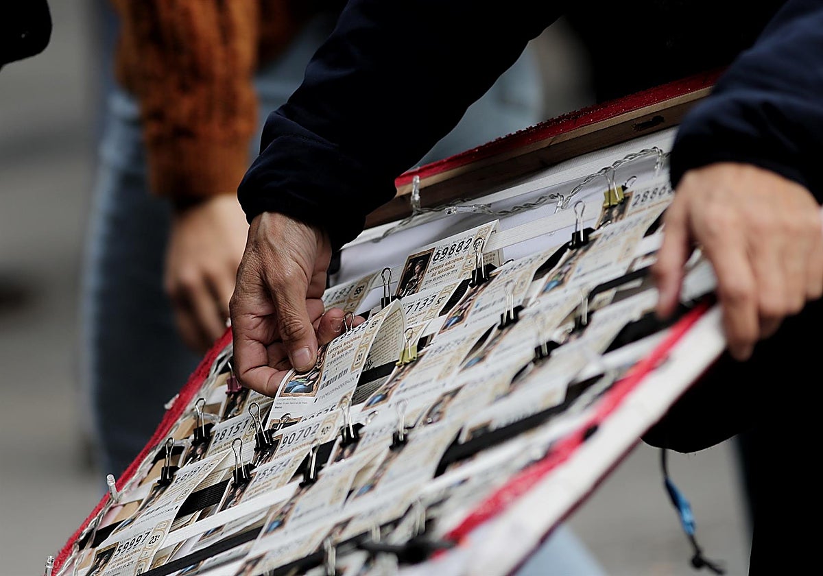 Panel con boletos de la Lotería