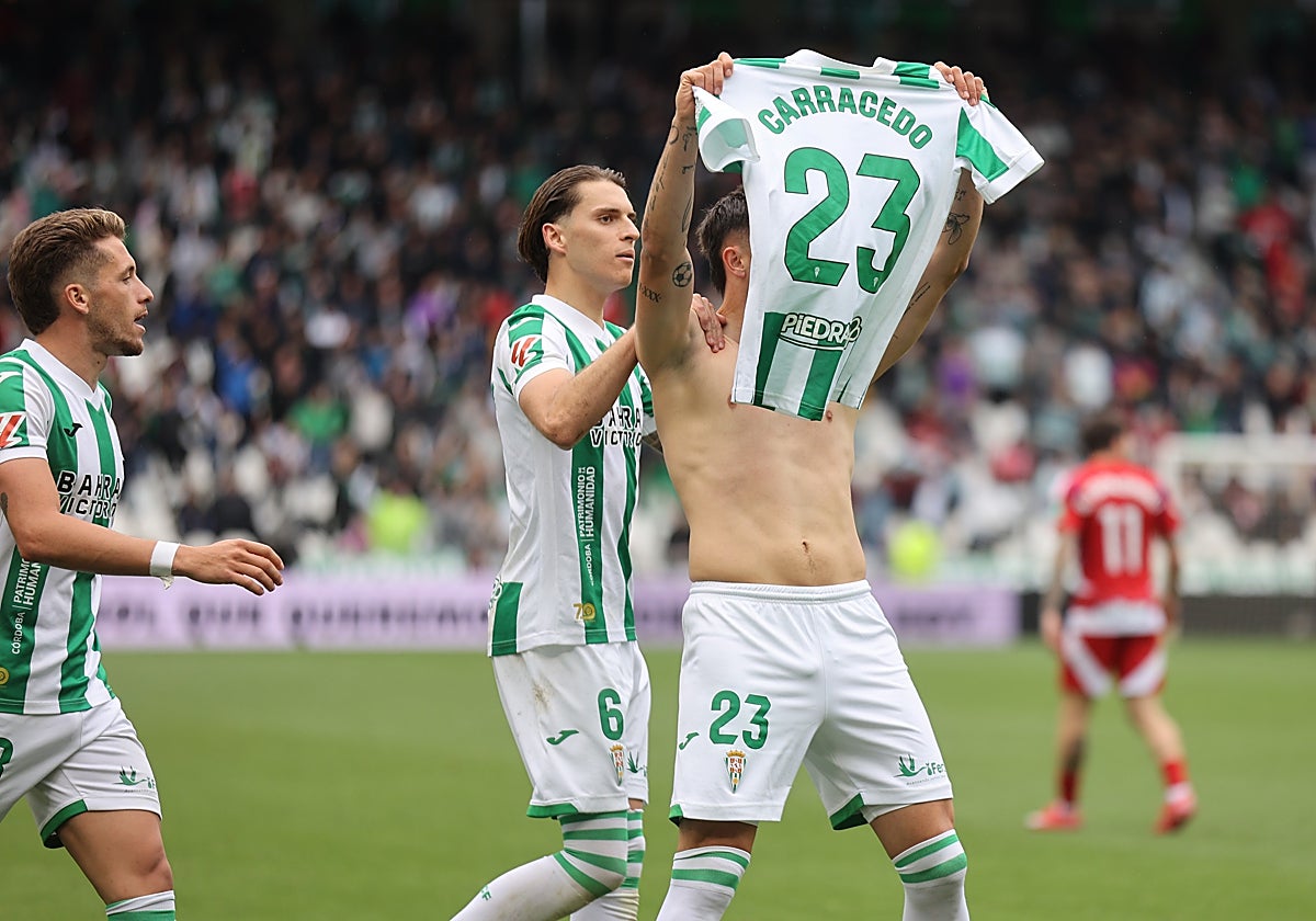 Carracedo levanta su camiseta mirando al banquillo del Córdoba en presencia de Álex Salas e Isma Ruiz