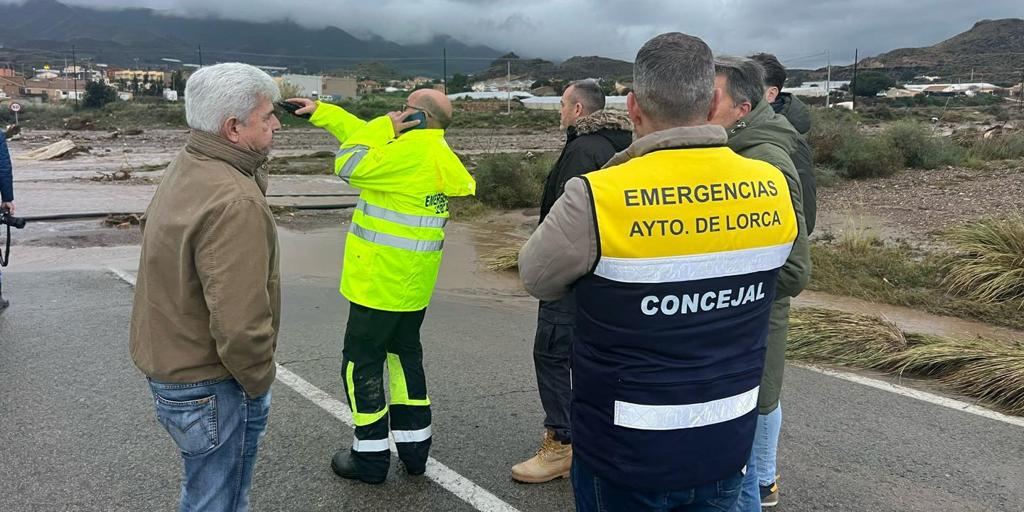 Buscan a un hombre arrastrado por la corriente tras el desborde de una rambla en el municipio murciano de Lorca