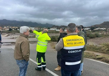 Buscan a un hombre arrastrado por la corriente tras el desborde de una rambla en el municipio murciano de Lorca