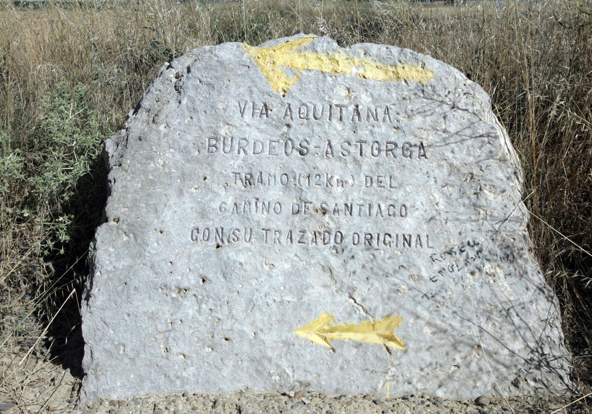 Hito que indica en el Camino de Santiago la Vía Aquitana