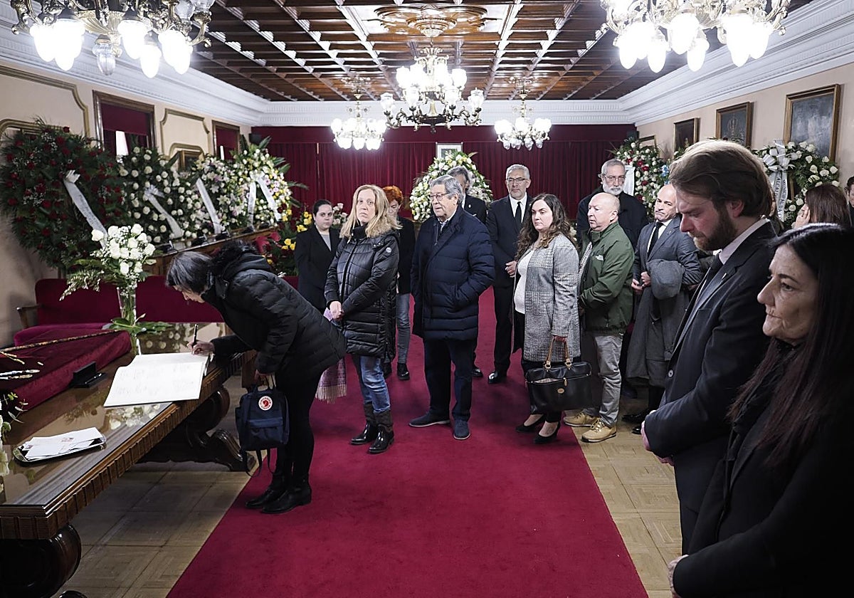 El salón de plenos del Ayuntamiento de Lugo ha registrado colas para decirle adiós a su alcaldesa