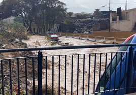 Canarias sufre el impacto de la dana con barrancos desbordados, coches en el mar y viviendas anegadas