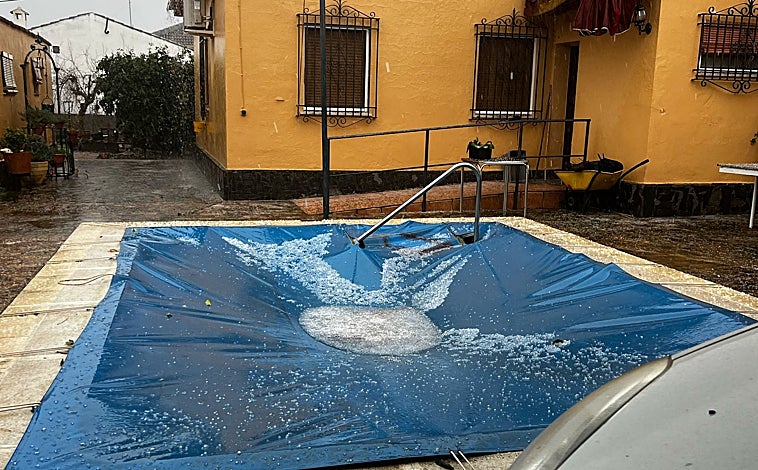 Imagen principal - Del cielo cubierto a una granizada de siete minutos que ha pillado por sorpresa a numerosos vecinos de Palma del Río y zonas colindantes, ya que el aviso nivel amarillo de la Aemet para la campiñña sevillana colindante se ha dejado snetir en todo el núlceo urbano palmeño dejando 20 lítros por metro cuadrado