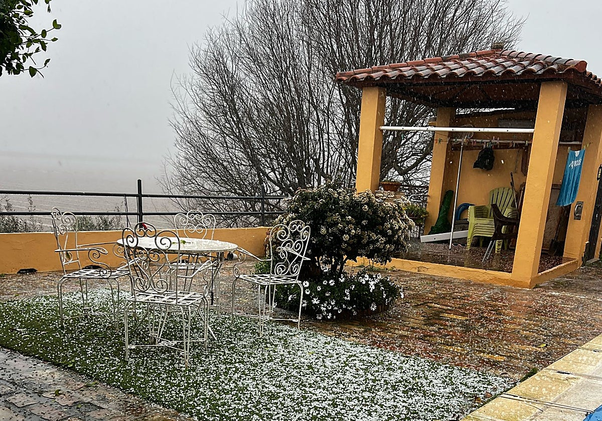 Granizo sobre la superficie de una vivienda en Palma del Río este lunes