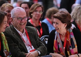 El expresidente andaluz Manuel Chaves charla con su antigua consejera y exministra Magdalena Álvarez, en el Congreso Federal del PSOE celebrado a finales de noviembre pasado en Sevilla