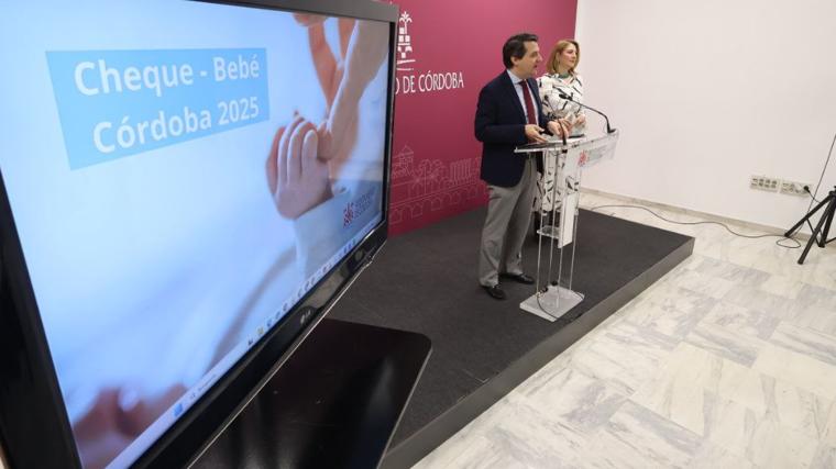 El alcalde y la edil de Servicios Sociales, este lunes en la presentación del cheque bebé municipal