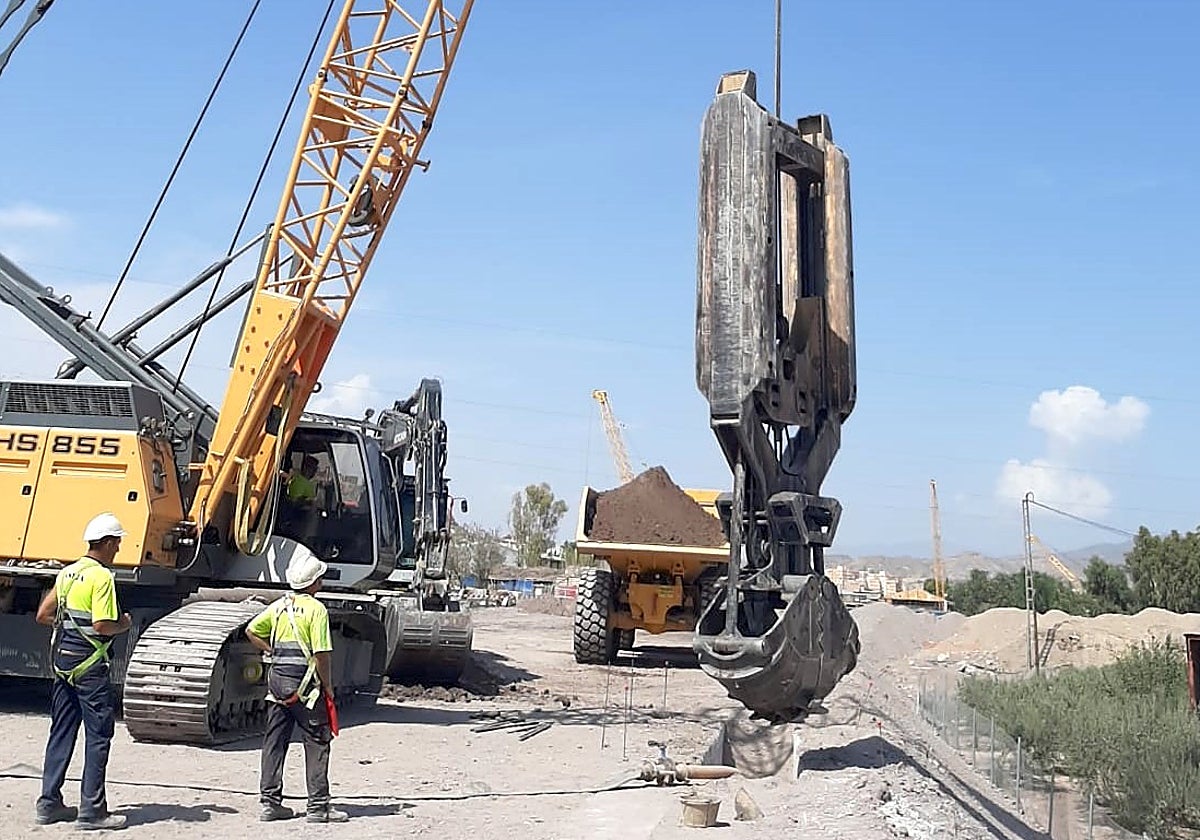 Operarios trabajan en las obras del soterramiento del AVE en Lorca (Murcia)