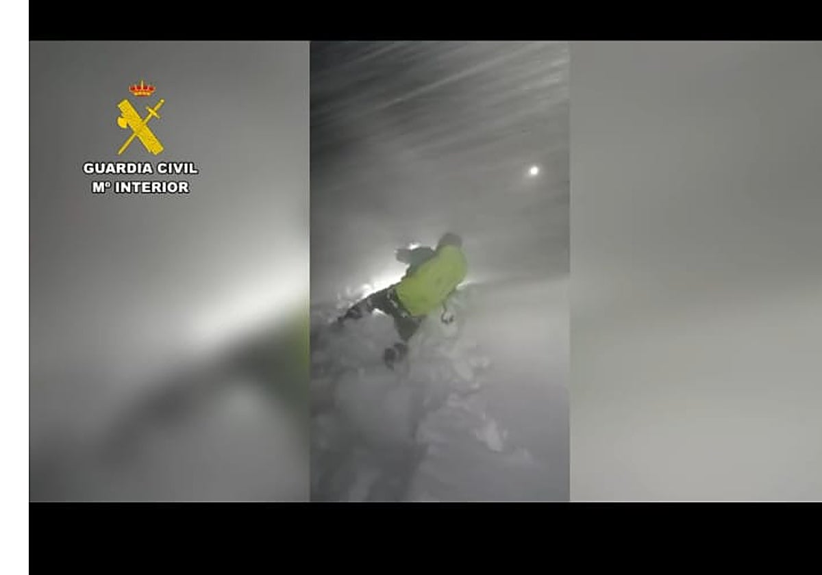 Imagen del rescate de dos montañeros extraviados en la Sierra de Gredos