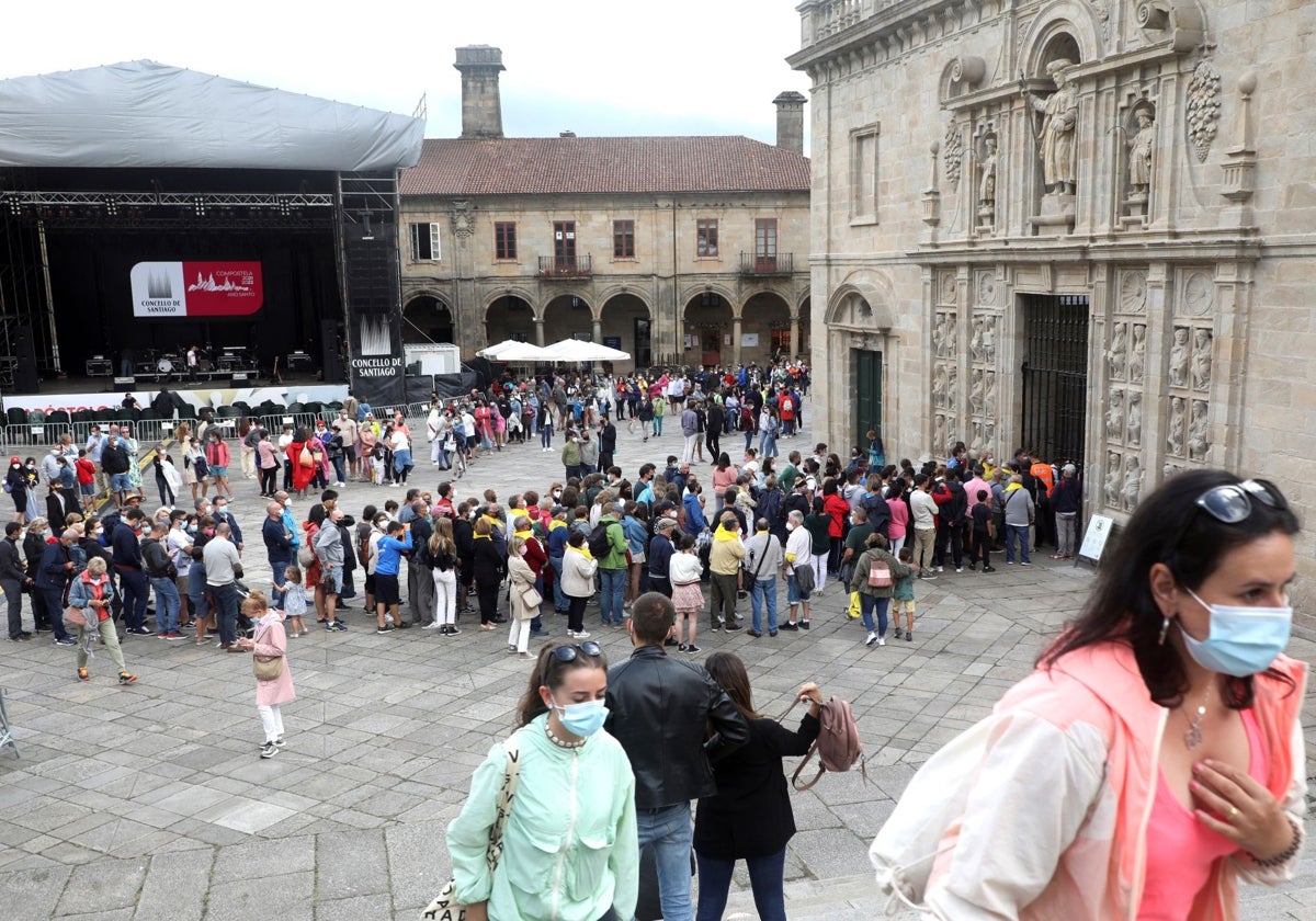 Cola para acceder a la Catedral de Santiago por la Puerta Santa durante el último Año Xacobeo 2021-2022