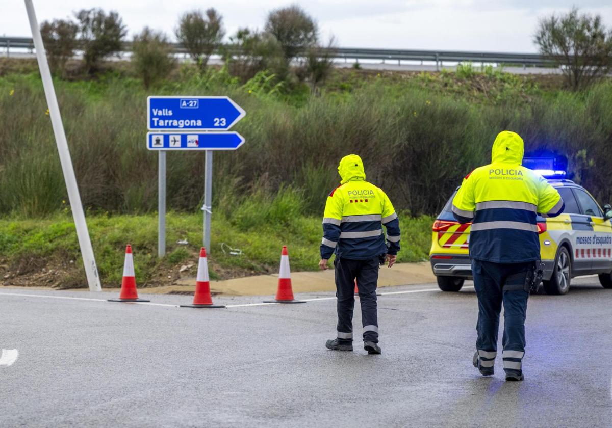 Los Mossos d'Esquadra efectuando controles en carreteras