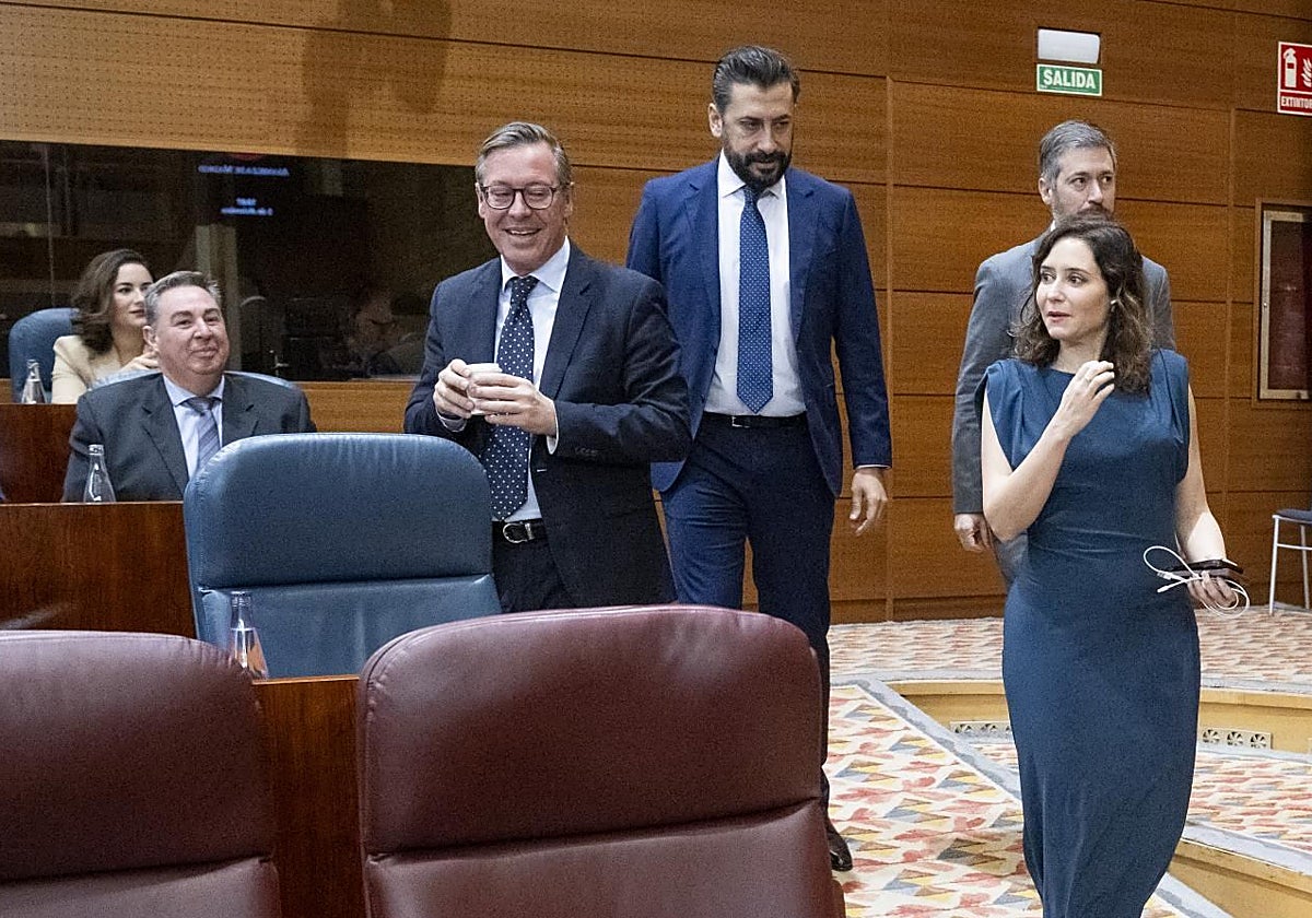 Isabel Ayuso, con Alfonso Serrano, Carlos Díaz-Pache y Miguel Ángel García, en la Asamblea