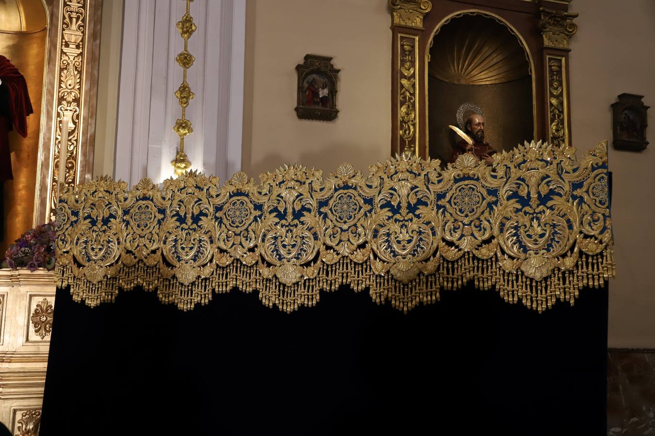 La deslumbrante bambalina lateral del palio de la Piedad de Córdoba, en imágenes