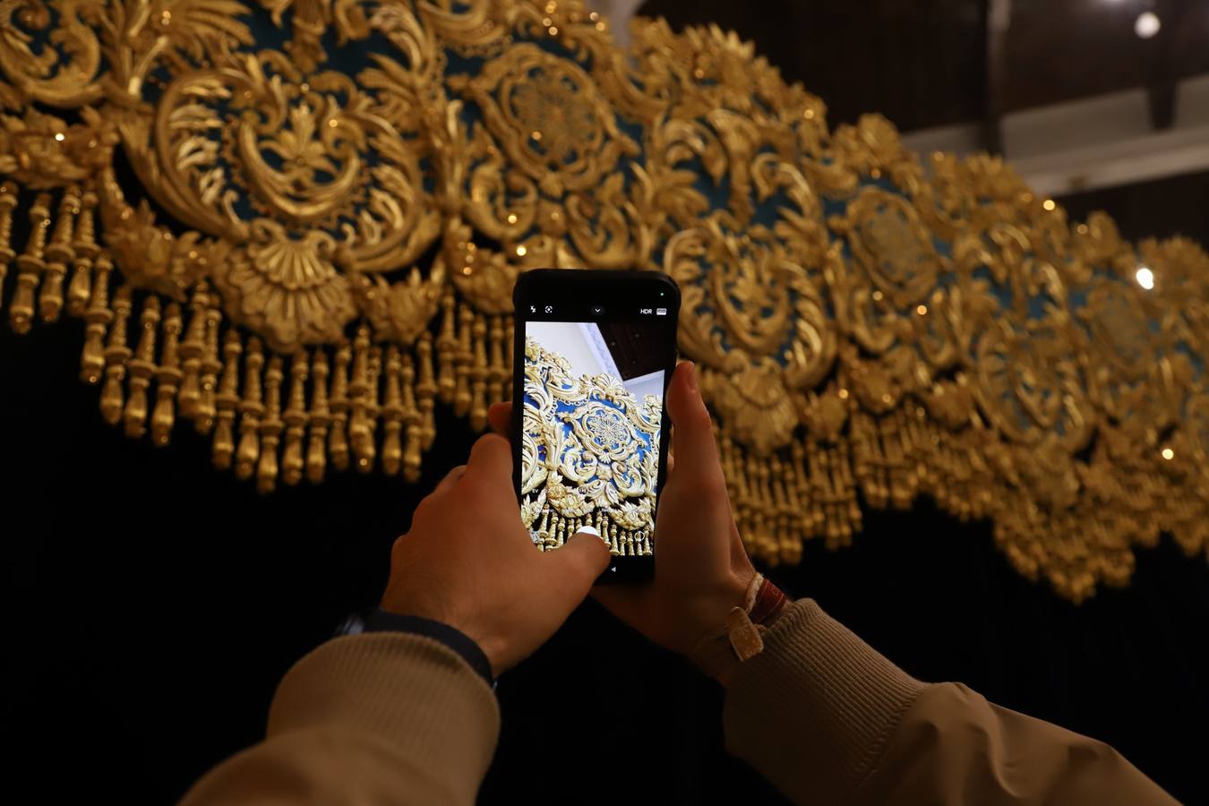 La deslumbrante bambalina lateral del palio de la Piedad de Córdoba, en imágenes