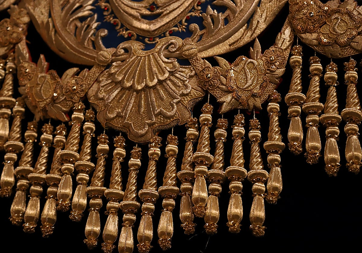 Nueva bambalina lateral bordada de la Virgen de la Piedad