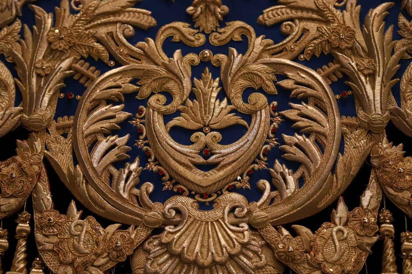 La deslumbrante bambalina lateral del palio de la Piedad de Córdoba, en imágenes