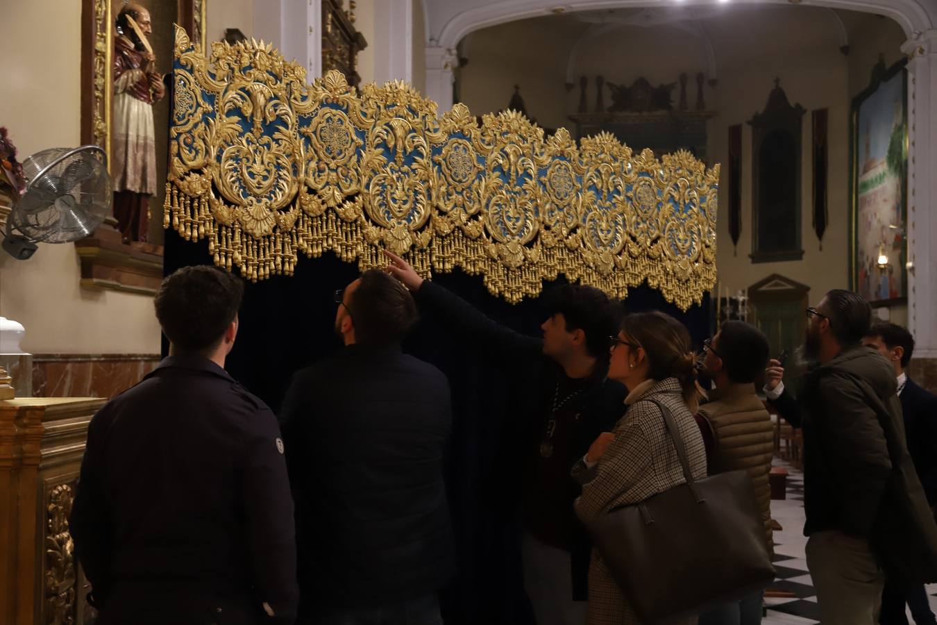 La deslumbrante bambalina lateral del palio de la Piedad de Córdoba, en imágenes