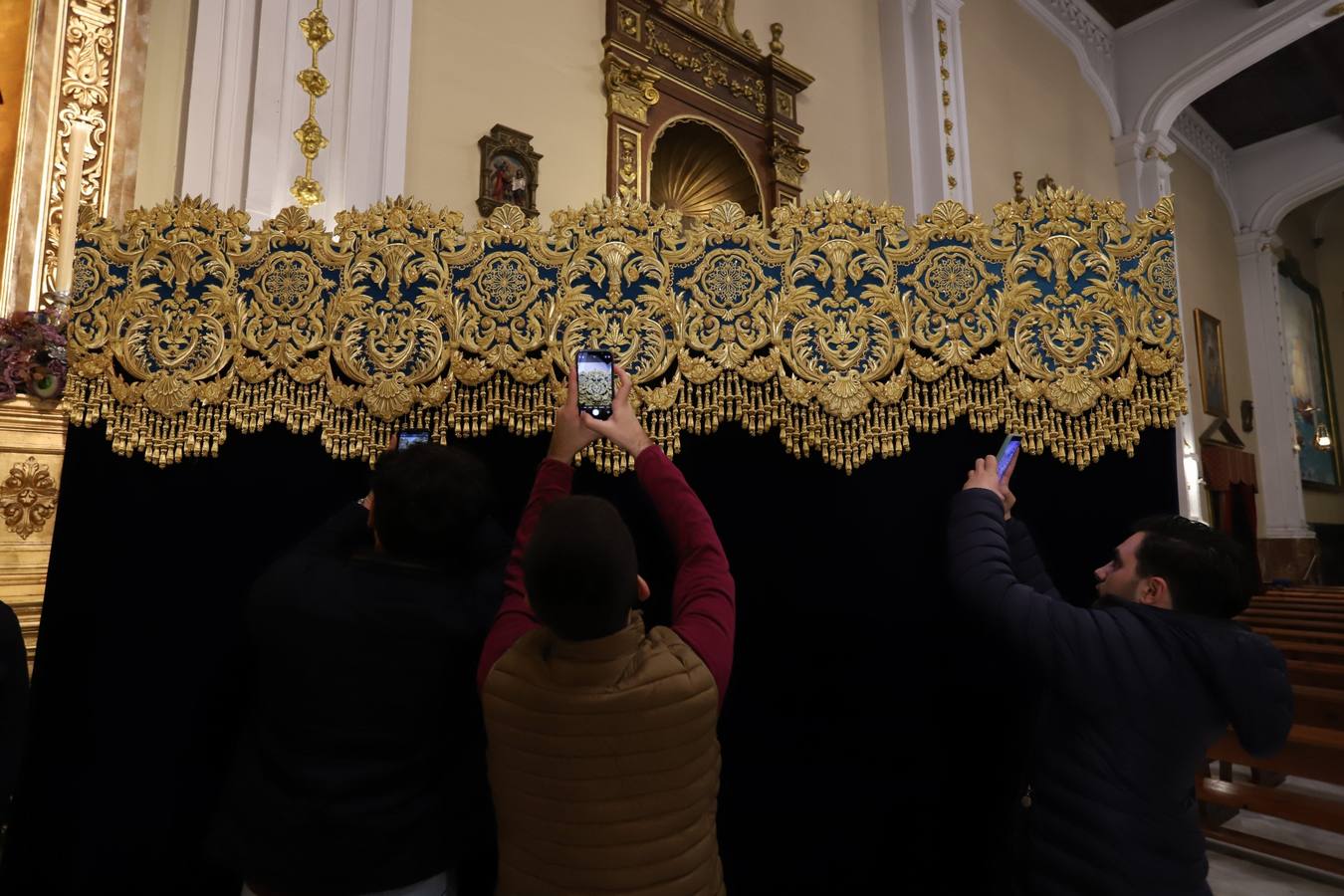 La deslumbrante bambalina lateral del palio de la Piedad de Córdoba, en imágenes