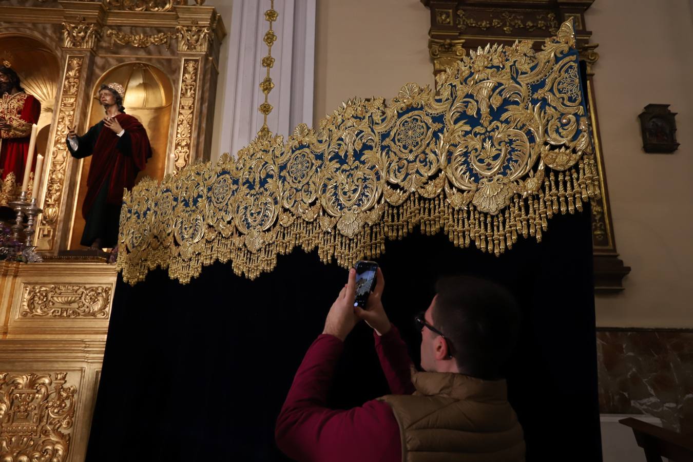 La deslumbrante bambalina lateral del palio de la Piedad de Córdoba, en imágenes