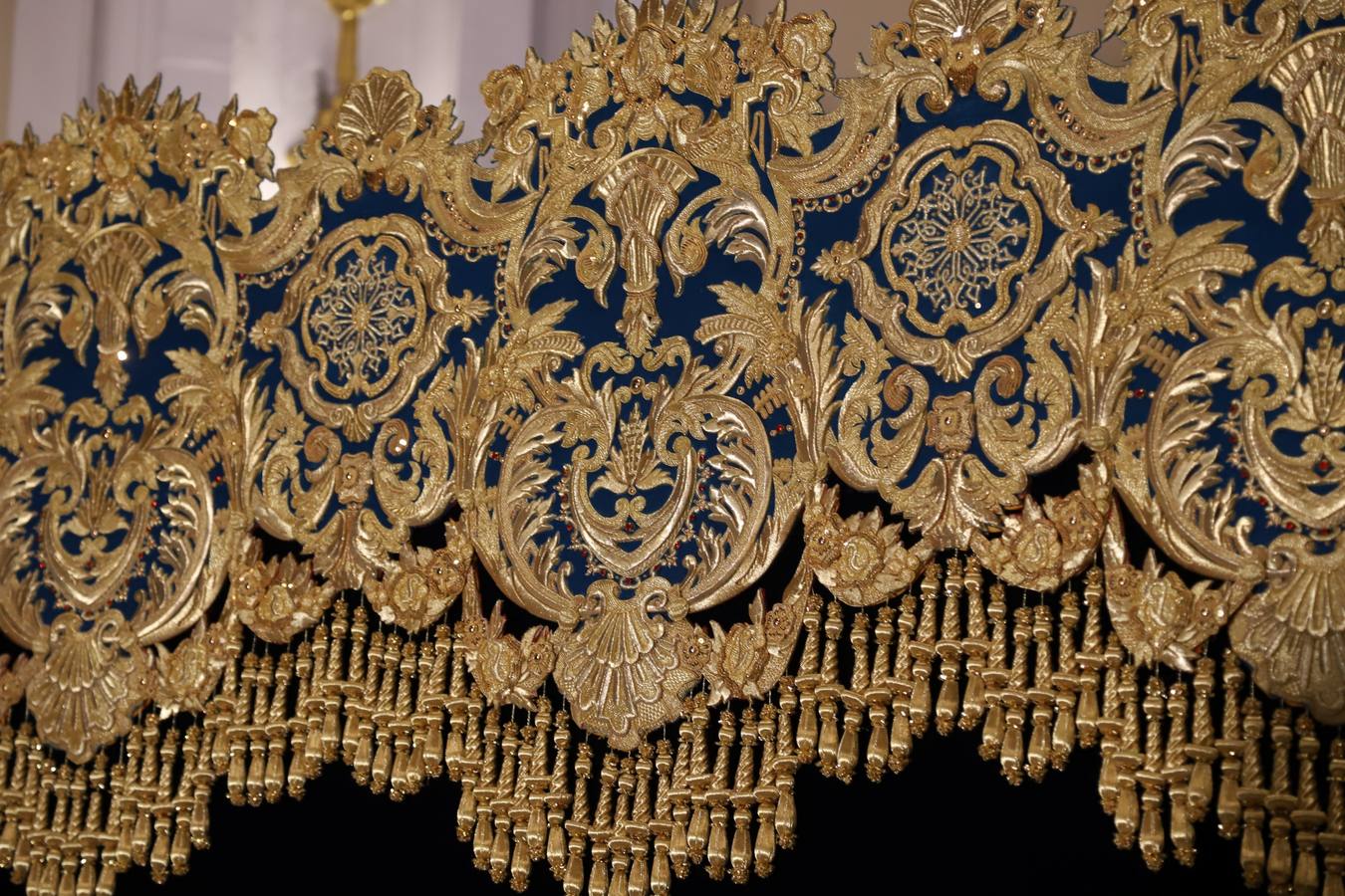 La deslumbrante bambalina lateral del palio de la Piedad de Córdoba, en imágenes