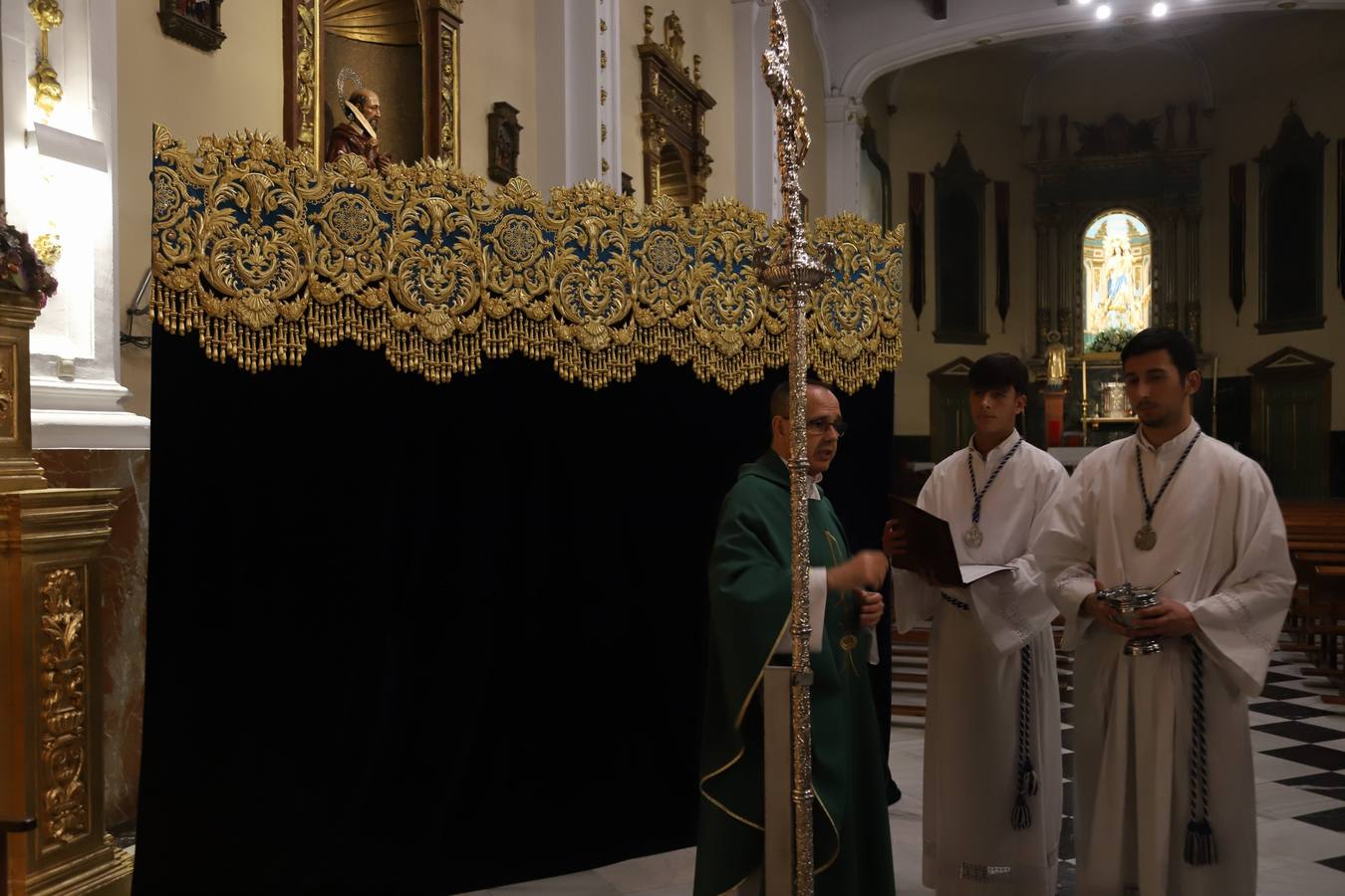 La deslumbrante bambalina lateral del palio de la Piedad de Córdoba, en imágenes