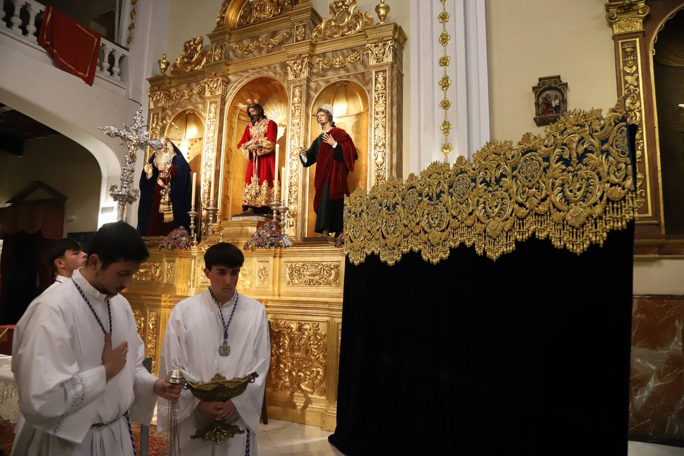 La deslumbrante bambalina lateral del palio de la Piedad de Córdoba, en imágenes
