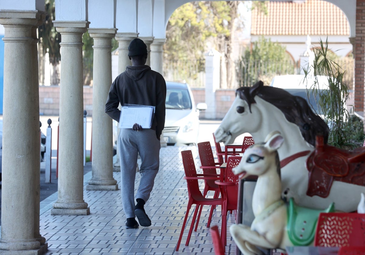 Un inmigrante en un centro de acogida