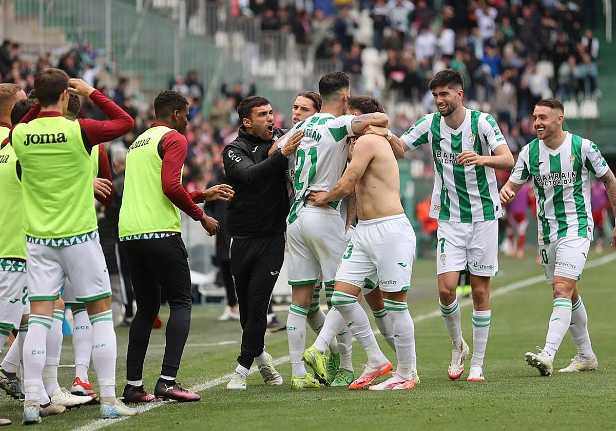 Los jugadores del Córdoba celebran con Carracedo el tercer gol al Granada