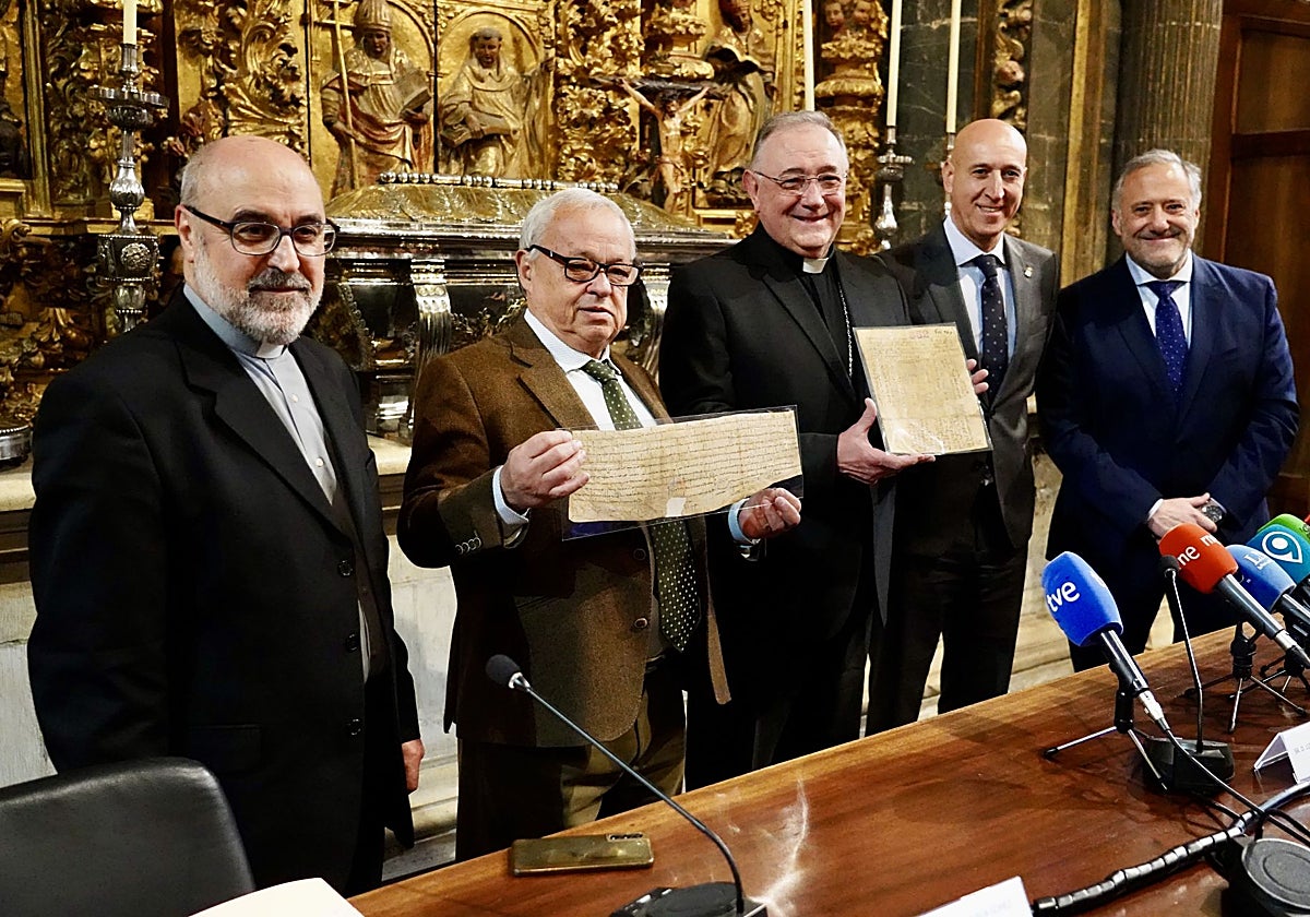 El consejero Gonzalo Santonja y el obispo de León, Luis Ángel de las Heras presentan la restauración de los documentos 'Nodicia de kesos' y 'Donación del Rey Silo', pertenecientes al Archivo de la Catedral, con la presencia del alcalde, José Antonio Diez, y del presidente de las Cortes, Carlos Pollán