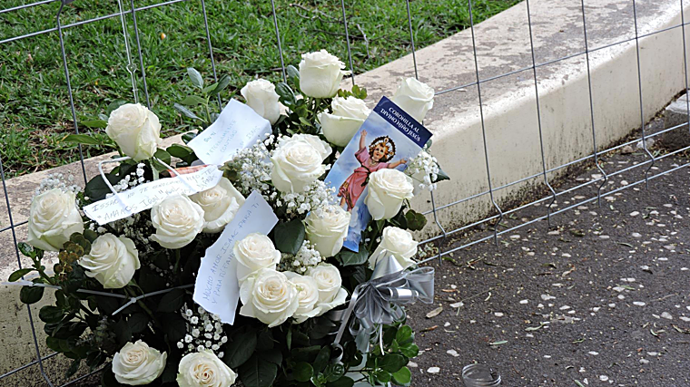 Arreglo floral en memoria del joven fallecido este lunes en el Carnaval de Santa Cruz de Tenerife
