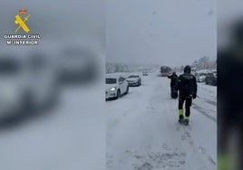 La Guardia Civil auxilia a decenas de personas  en vehículos atrapados en la estación de esquí de Valdelinares